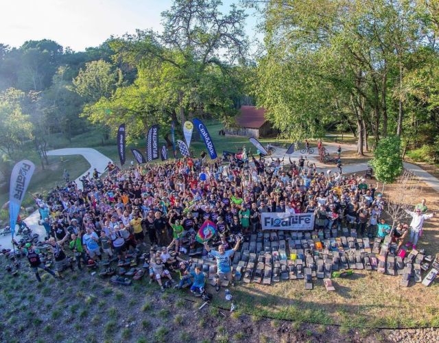 Can you spot yourself in this @floatlifefest group photo by @armordilloz? 

Posted @withrepost • @armordilloz Another epic @floatlifefest weekend! We love seeing all of our onewheel fam and meeting new friends. 

#onewheel#onewheelxr#armordilloz#onewheelgt#onewheelnation#floatlifefest#onewheellifestyle