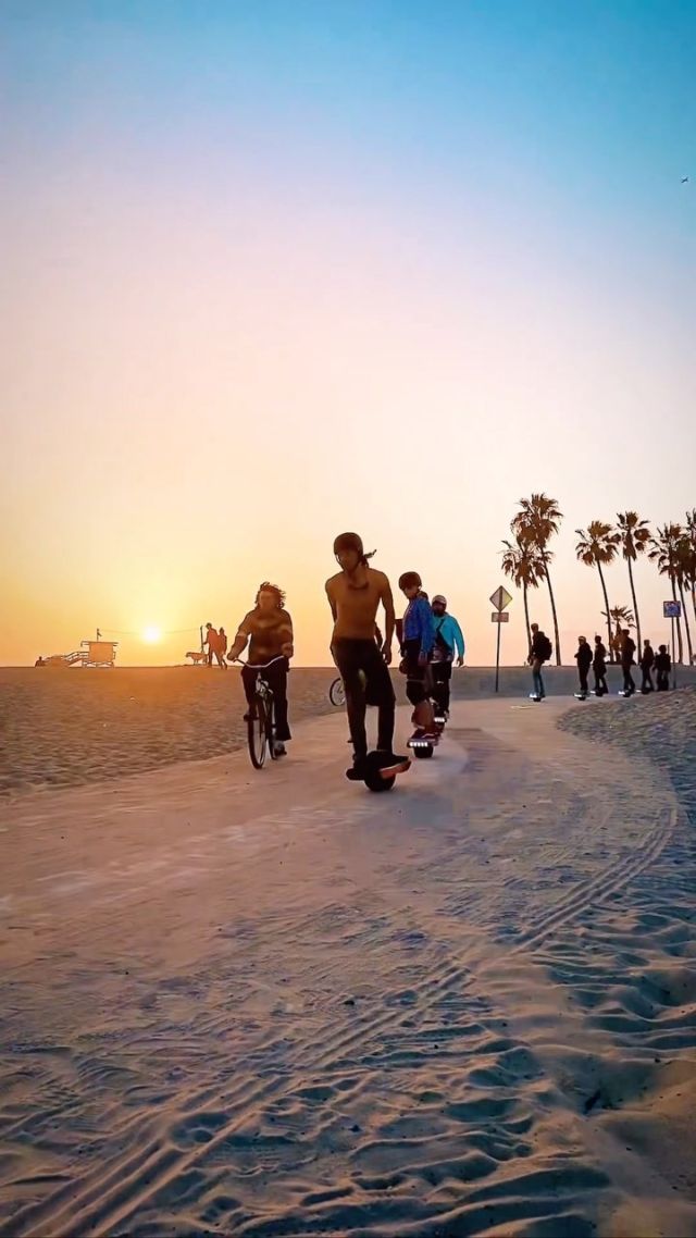 * HIGHLIGHTS INCOMING *~ Happy #FloatFamFriday! Celebrating group rides, costume rides, families with kids, friends and fun in our international OneWheel community. 

Clips from:
@float_italia @skrrrt.eu @onewheelinthemiddle @sarahreadybubbles @anna.wz.1 @floatgangco @brewfoo

Share your photos and videos with the hashtag #FloatFamFriday and help us spread the love of Onewheel and build our Float Family. 

#onewheel #theIOWA